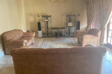 پانسیون Lizzards Villa Guest House