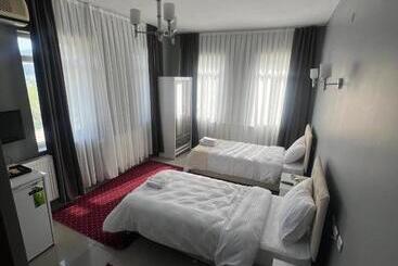 The Hi̇lltop Otel