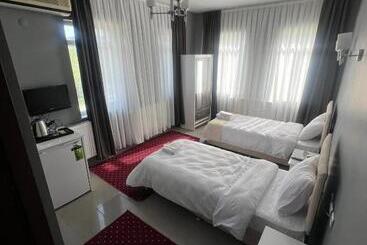 The Hi̇lltop Otel