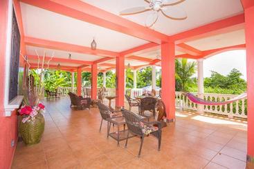 تختخواب و صبحانه Seaside Inn Roatan