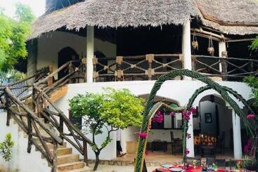 هتل Casa Umoja