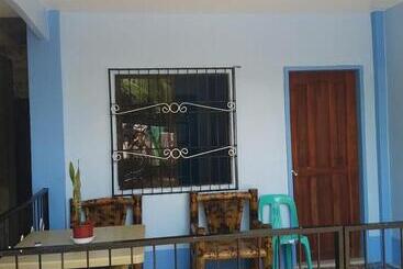 هاستل Art J S Traveller S Inn
