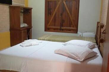 ユースホステル Pousada E Camping Claro Casa De Pedra De Delfinópolis  Mg
