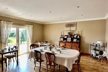 تختخواب و صبحانه Ballnamona House