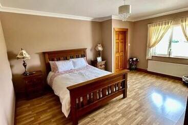 تختخواب و صبحانه Ballnamona House