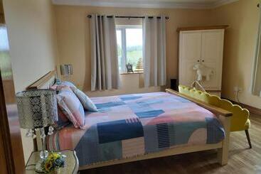 Bed and Breakfast Ballnamona House