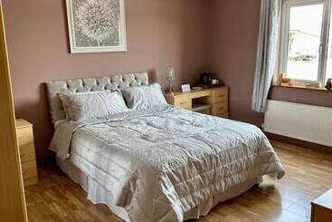 تختخواب و صبحانه Ballnamona House