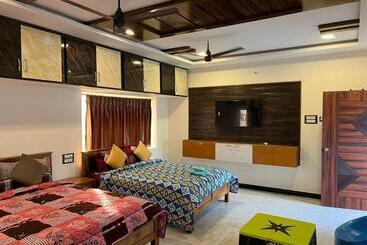 Отель Coco Holidays