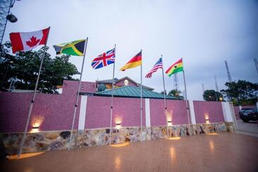هتل De Ofosu Plaza