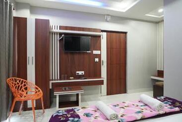 هتل Diya Lodge !! Near Toy Train Park !! New Digha !!