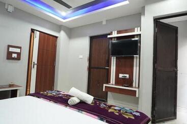 هتل Diya Lodge !! Near Toy Train Park !! New Digha !!