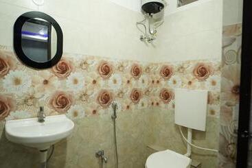 هتل Diya Lodge !! Near Toy Train Park !! New Digha !!