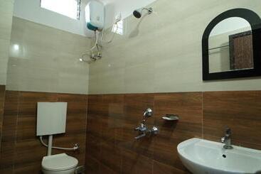 هتل Diya Lodge !! Near Toy Train Park !! New Digha !!