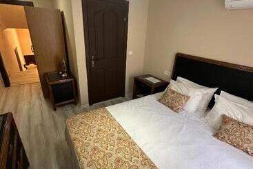 هتل Loost Town Inn
