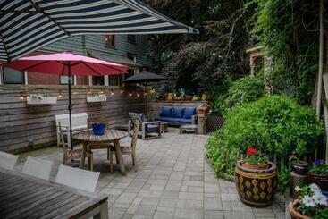 پانسیون 254 South Union Street Guest House