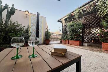 تختخواب و صبحانه Allure Palace