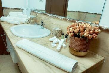 تختخواب و صبحانه Allure Palace