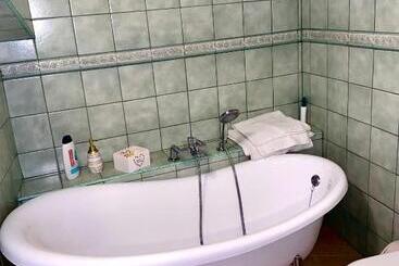 تختخواب و صبحانه Bianca Di Navarra House