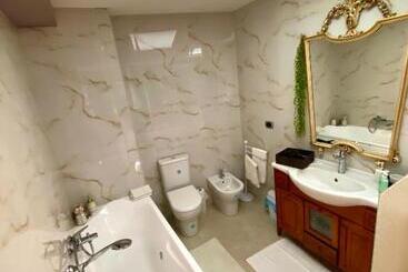 تختخواب و صبحانه Bianca Di Navarra House