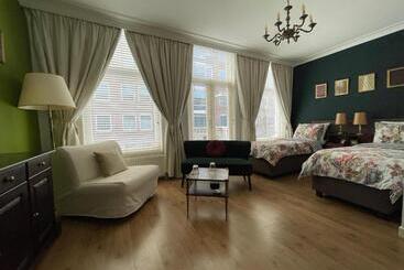 تختخواب و صبحانه Comfortable Stylish Room In City Centre Of The Hague