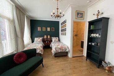 تختخواب و صبحانه Comfortable Stylish Room In City Centre Of The Hague