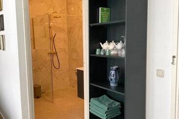 تختخواب و صبحانه Comfortable Stylish Room In City Centre Of The Hague