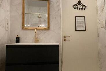 تختخواب و صبحانه Comfortable Stylish Room In City Centre Of The Hague
