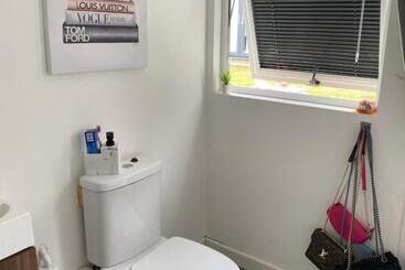 تختخواب و صبحانه Small Quirky Studio