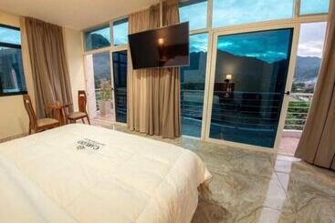 Caruzo Hotel And Suites
