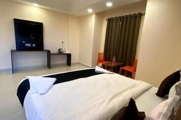 هتل Grand Resort Puri Swimming Pool And Garden, Near Sea Beach And Temple Fully Air Conditioned