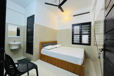 هتل Priya Lodge