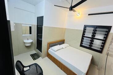هتل Priya Lodge