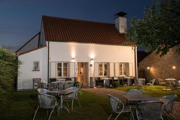 تختخواب و صبحانه Brasserie Kommilfoo
