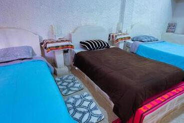 هتل Hostal Beds Of Salt Ga