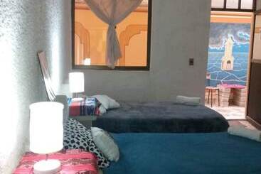 هتل Hostal Beds Of Salt Ga