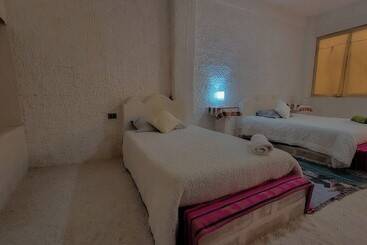 هتل Hostal Beds Of Salt Ga
