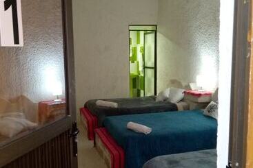 هتل Hostal Beds Of Salt Ga