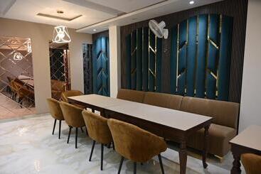 هتل The Posh By Delight Stay