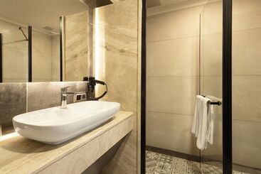 Lilium Hotel & Suites