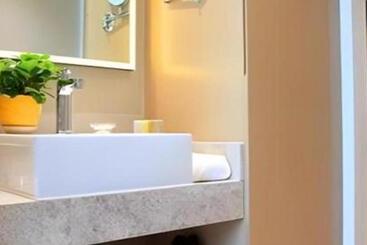 هتل Home Inn Plus Shanghai Middle Ring Jinshajiang Road Fengzhuang Metro Station