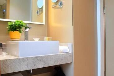 هتل Home Inn Plus Shanghai Middle Ring Jinshajiang Road Fengzhuang Metro Station