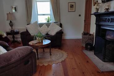 تختخواب و صبحانه Carney House