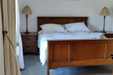 تختخواب و صبحانه Carney House