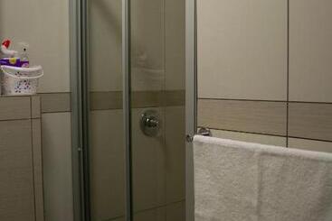 تختخواب و صبحانه Shomer Merensky Apartment