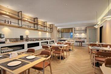 هتل Country Inn & Suite By Radisson, Guangzhou Railway Station Xiaobei