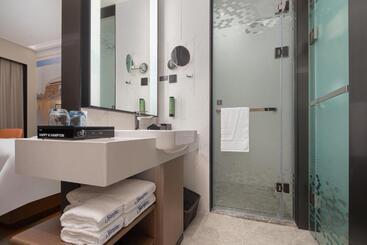 هتل Hilton By Hampton Chengdu North Railway Station