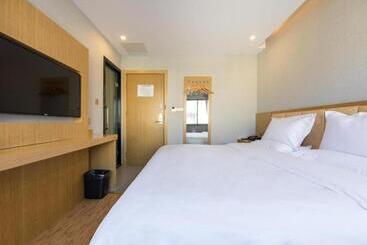 Hanting Hotel Shanghai Waitan Jiujiang Road