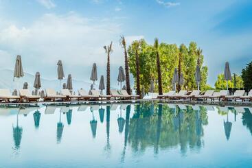 هتل Morina Beach