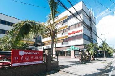 هتل Reddoorz Plus @ Holiday Plaza Tuguegarao City