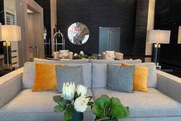 هتل Staycations Up Above 4 Modern 1br @ Air